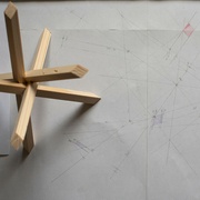 base carrée, pieds à devers