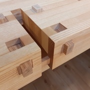 Le petit coulisseau en hêtre joignant les deux mors