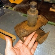 Outil à tennoner "Le Ravageur" qui porte bien son nom face à ma main et ses 5 doigts