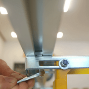 Serrage d’un écrou long DIN6334 M8 sous le support DeWALT pour fixer la butée digitale Pedante.