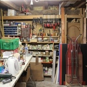 Réserve quincaillerie en haut à droite une bonnetière en chêne en attente finition