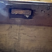 Réparation approximative de l'arrachement de la gâche de l'abattant.