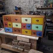 le meuble est vernis couleur chêne doré et vitrifié (3 couches)