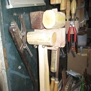 Compas. Maillets et scies à dos