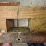 La tôle qui évite le contacte du montant et de la came (non pas du LSD)