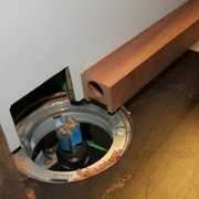 rainure pour guidage de la butée mobile (défonceuse sous table)