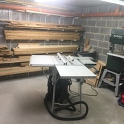 Scie sous table et stockage de bois