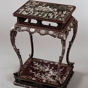 Petite table à encens incrustée de nacre à décors de fleurs et de joueurs de go, XVIe siècle © Musée Guimet