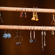 Les tiges de frêne ont été percées pour présenter les boucles d'oreille