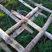 La corde m'a servi à lever la structure pour glisser le demi rondin en la plaçant au dessus de mes épaules