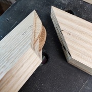 Pour les autres traverses, coupe d'onglet renforcé de deux lamellos de 20.