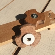 Un bouton vu de dessus ; un autre vu de dessous.