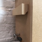 le racagnac qui fait avancer et reculer le vérin. Vous voyez aussi les poignées pour pouvoir bouger la défonceuse quand on veut.