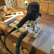 Usinage du trou central à la défonceuse montée en compas