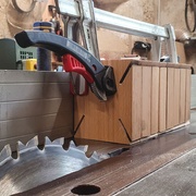 Plusieurs blocs de hêtre a la même cote sont passés à la scie circulaire pour créer des encoches