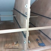 Détail des équipements fixes : Té, roulement de tête et roulette. Le montage est "inversé" de l'autre coté du flanc.