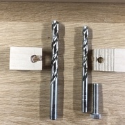 à droite, mors fixe percé à 8, à gauche mors mobile percé à 10