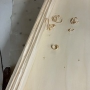 Les encoches sur les tiroirs, qui servent de poignées.