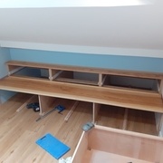 Pose du banc et de l'étagère filante en frêne