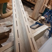 Usinage des rainures pour les lamelles des longerons supportant les lattes.