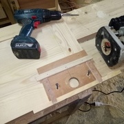 Percer les trous pour charnier invisible