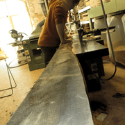 Dégauchissage d'une planche de frêne qui deviendra baleine de parasol et pieds de tabouret