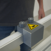 Bloc de butée de la butée automatique pour scie bois Pedante monté sur le rail et maintenu par deux boutons de serrage.