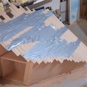 de la colle sur le chant de chaque lamelle et du scotch pour serrer le tout