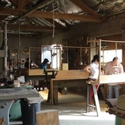 On rentre dans l'atelier. Voilà les tours-établis