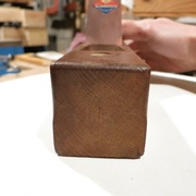 L'avant de la semelle décolle alors que l'arrière repose correctement sur le plan de référence