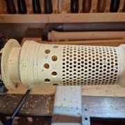 Détails des perçages du bas. Dans la moitié des perçages j'y ai inséré un tourillon en noyer.