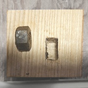 La partie mobile de la presse et le logement de l'écrou (le mors ?)