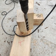 Perçage de la cheville avant le taillage de la mortaise