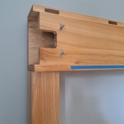 Passage de cable pour l'electricité (2 prises sur le poteau contre le mur pour alimenter le bureau, interrupteurs dans l'autre poteau)