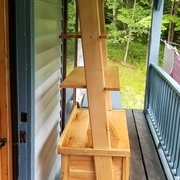 La première bibliothèque. Notez l'ajout du dosseret et des nouveaux gougeons.