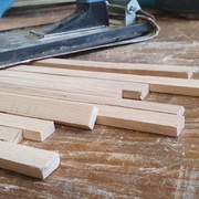 Usinage des fausses languettes dans des chutes de frêne