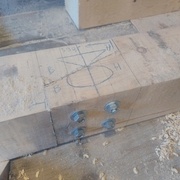 Enture de compression du poteau avec les boulons