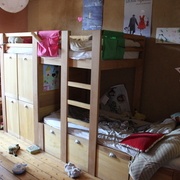 On voit presque tout. Pas facile à prendre en photo, il occupe tout un pan de mur