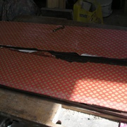 La tablette centrale ne tient qu' avec le plastique collé dessus