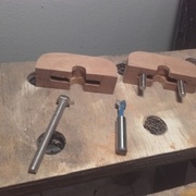 Détail des fixations de poignées, avec têtes de vis cachées dans le bois par une défonce en T