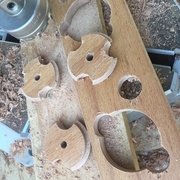 Découpage complet des pièces ; il reste une bavure de bois sur la tranche.