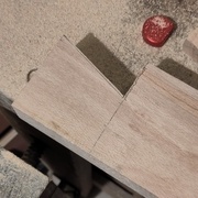 Il y a encore un peu de matière à retirer. C'est fait exprès, j'ai peur de retirer trop si j'essaye de coller le trait avec la scie.