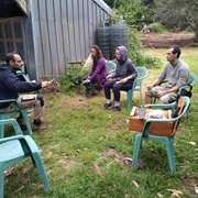 Petite initiation au couteau de sculpture pour des bénévoles qui ne pourront pas y assister pendant le festival, par Ludo