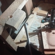 Trous pour l'axe des roues.