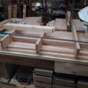 structure interne. sans domino, j'ai utilisé des tourillons bois. pas facile d'étre précis sans outillage spécialisé