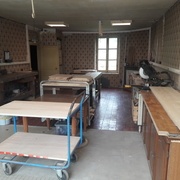 Vue de la profondeur, à droite un buffet pour les défonceusessuivi d'un autre établi (voir plus loin) pour la radiale. Au centre des servantes et un établi.