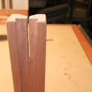 Fente en haut de colonne : permet le serrage de la coulisse