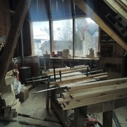 Etabli, le poele au fond à gauche