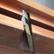 Bouvet à languette, notez la lumière latérale supplémenaire d'évacuation du copeau