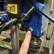 Vis à ne pas retirer. Je l'ai retirée car je ne savait pas comment elle se prenait dans la gorge avant d'avoir tout sortit